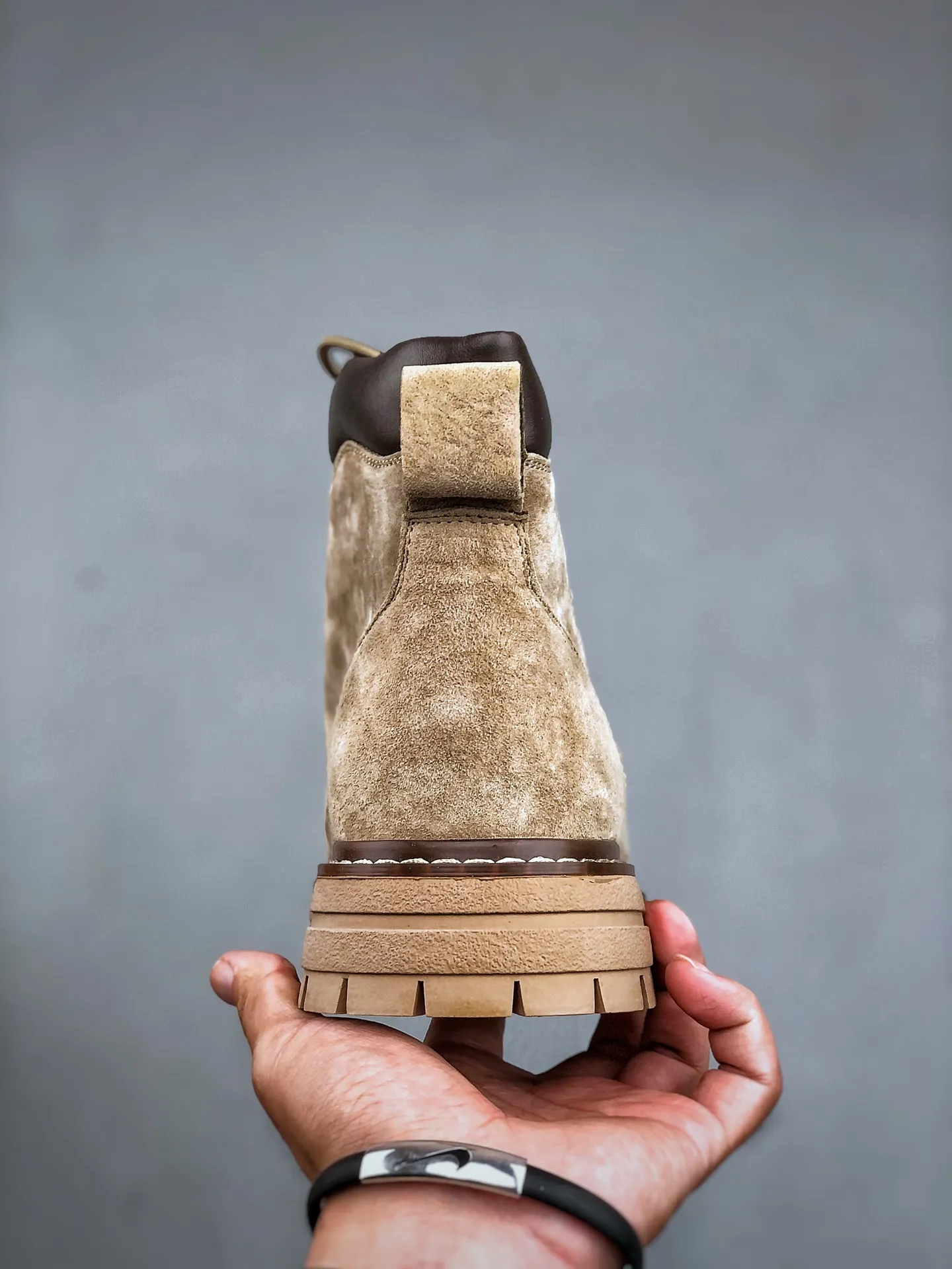 Local pick-up 💰560 supports store release. New goods 🚀 #Timberland Timberland/Timberland outdoor high-top casual rhubarb boots series #Guangdong Dachang quality, original box and original packaging, fashionable and trendy matching. The fabric is made of Italian 🇮🇹 top-grade frosted fine-grained cowhide. It is matched with anti-odor and anti-corrosion genuine leather latex insoles. The outsole and hardware are all made from OEM raw materials. It is the same as the original Goodyear and will never be glued. Good products do not kill pigs. Exclusively launched on the whole network. The quality is unquestionable. The whole set of official website unified packaging gives you a perfect wearing experience. The quality is exquisite and durable. A must-have for sportsmen. Specially designed to treat those who are not handsome. High-quality and first-class foot feel. Special for cold protection and outdoor use this winter. Casual matching for daily use. Size: 38 39 40 41 42 43 44 (leather shoe size)